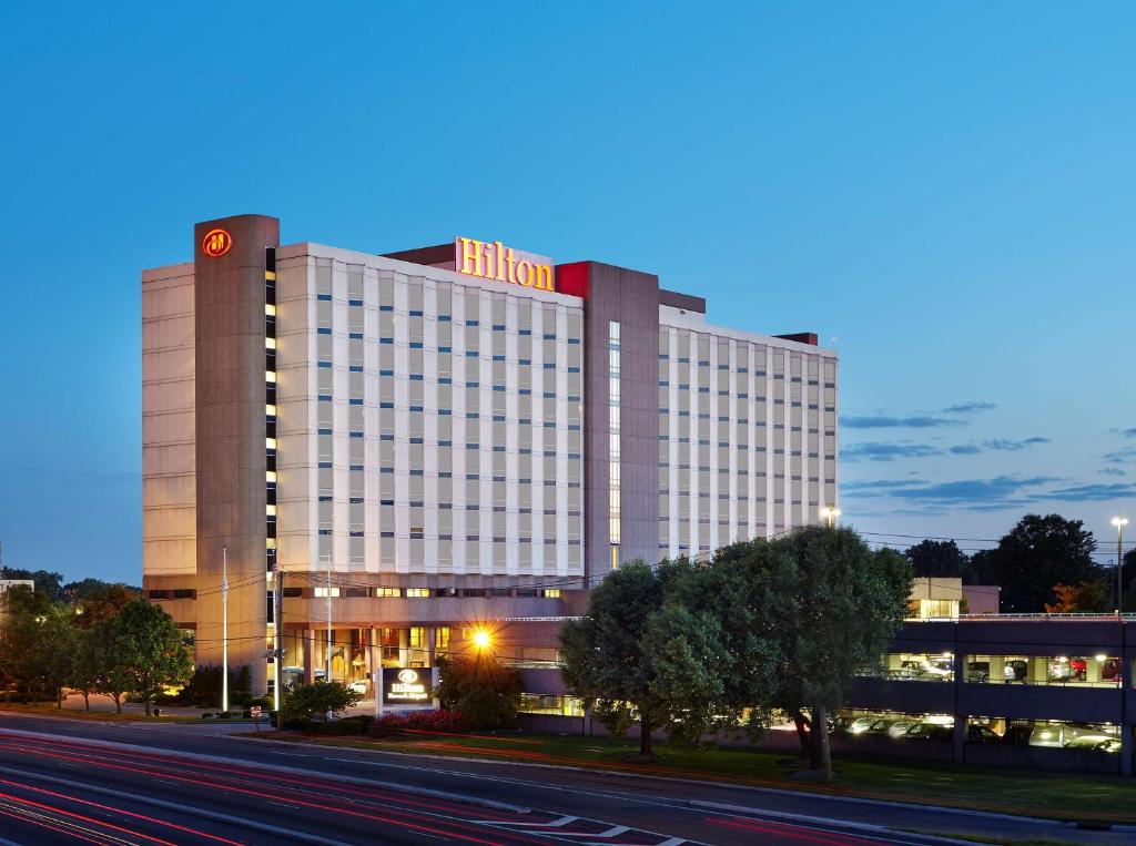 een groot wit gebouw met een weg ervoor bij Hilton Newark Airport in Elizabeth