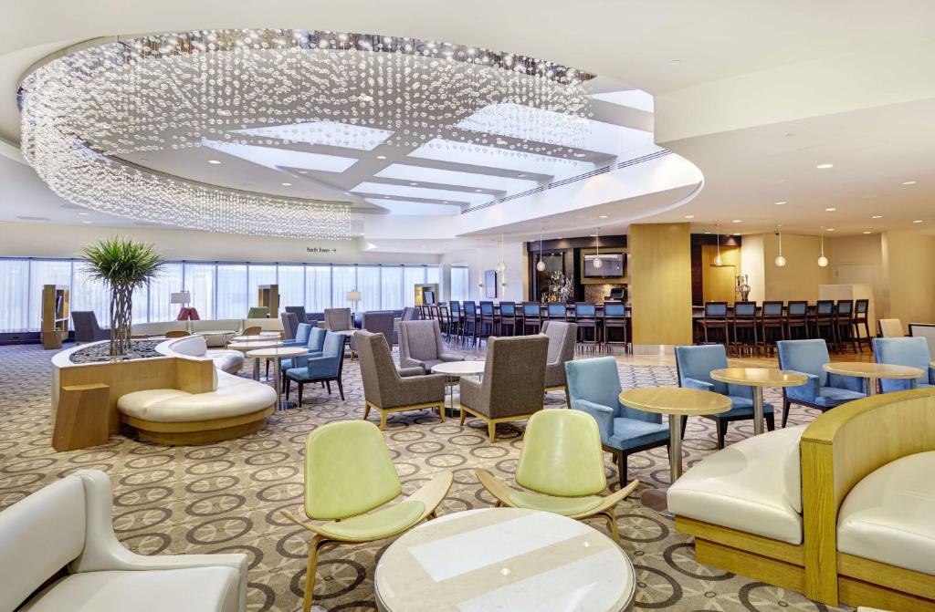 un vestíbulo de un hotel con sillas y mesas en DoubleTree by Hilton Washington DC – Crystal City, en Arlington