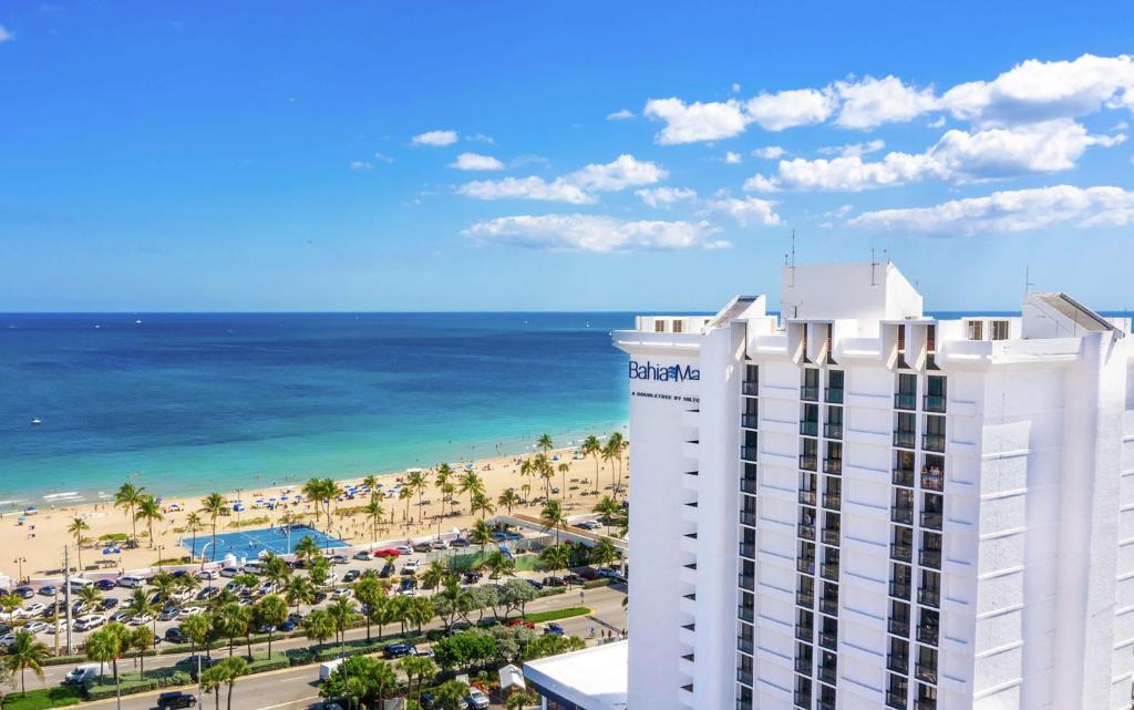 フォート・ローダーデールにあるBahia Mar Fort Lauderdale Beach - DoubleTree by Hiltonのホテルとビーチの景色を望めます。