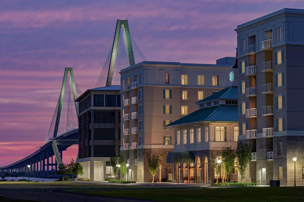 een weergave van een hotel met een brug bij Embassy Suites by Hilton Charleston Harbor Mt. Pleasant in Charleston