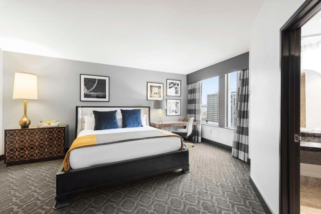 Postel nebo postele na pokoji v ubytování Hilton Motif Seattle