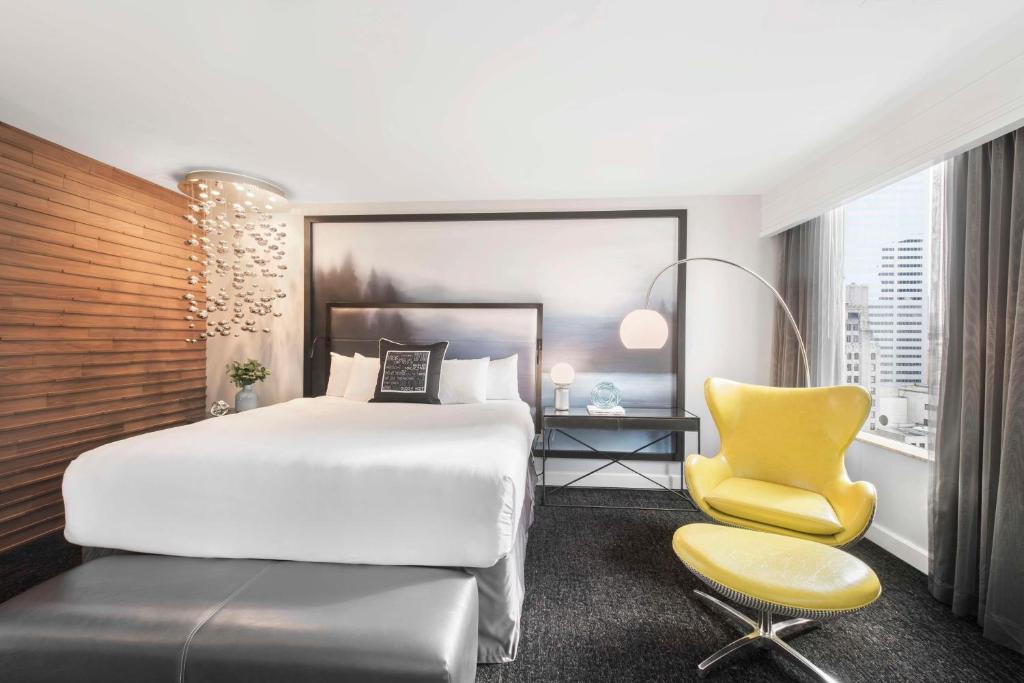 Postel nebo postele na pokoji v ubytování Hilton Motif Seattle