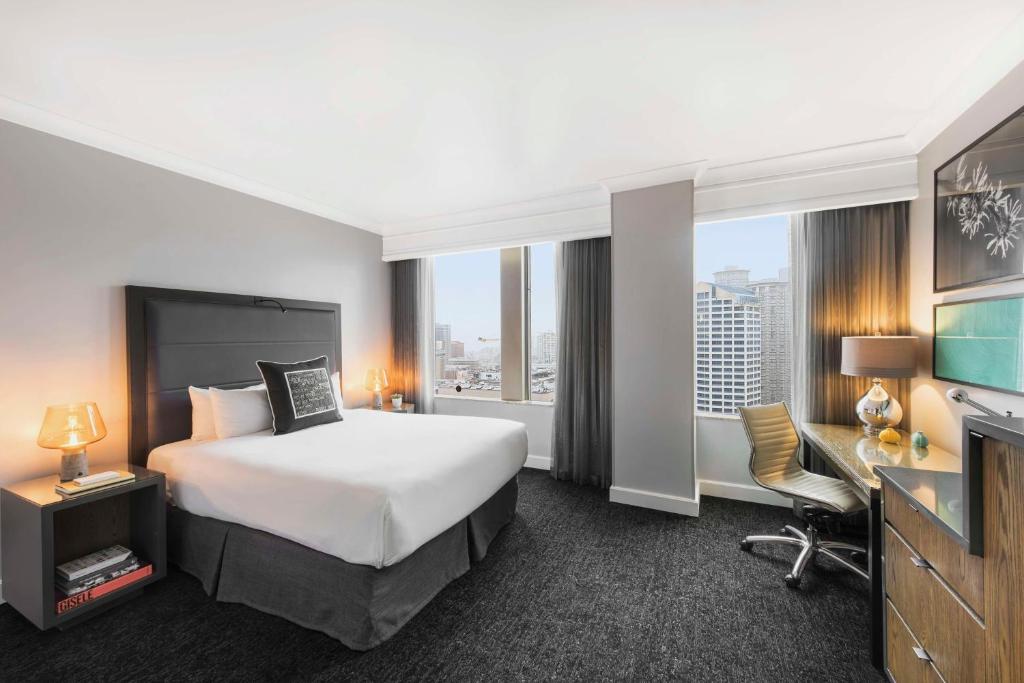 Postel nebo postele na pokoji v ubytování Hilton Motif Seattle