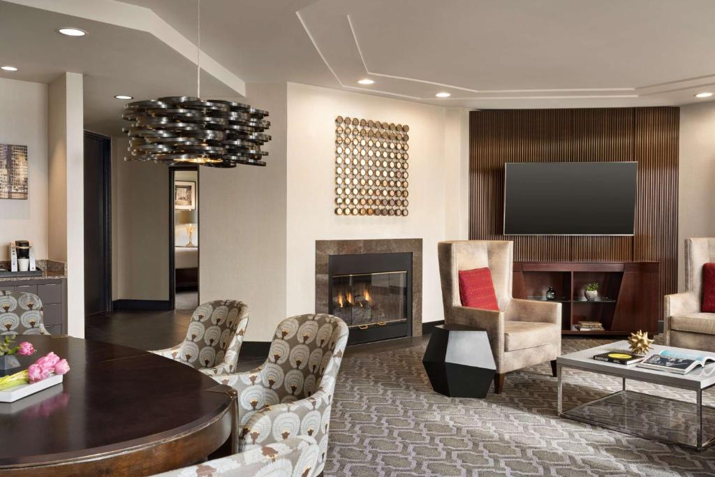 TV a/nebo společenská místnost v ubytování Hilton Motif Seattle