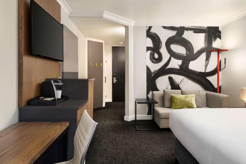 Postel nebo postele na pokoji v ubytování Hilton Motif Seattle