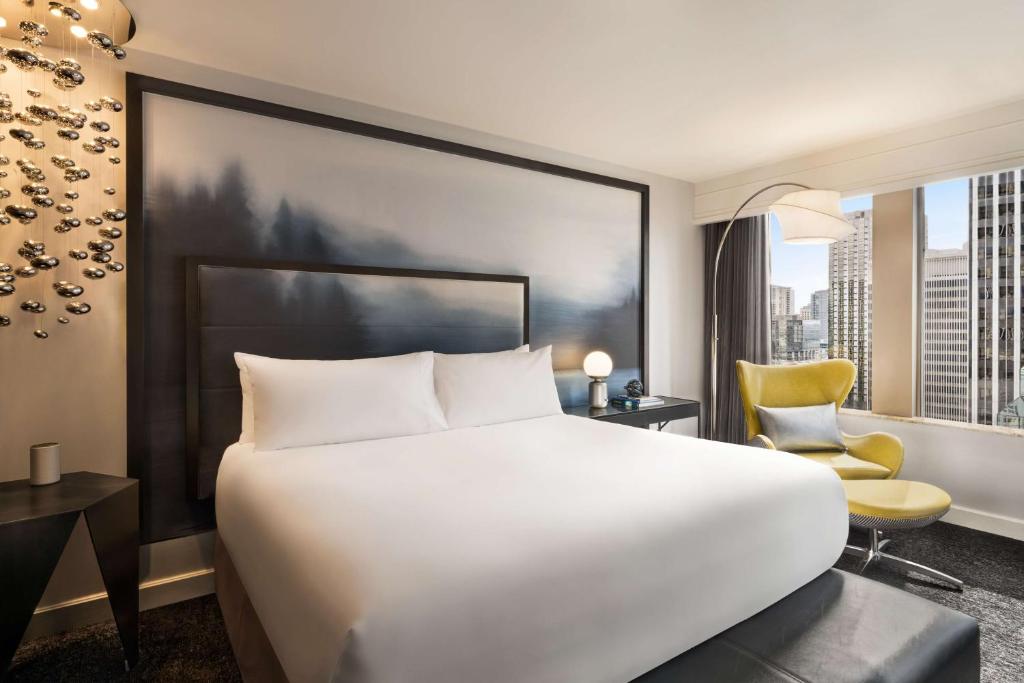 Postel nebo postele na pokoji v ubytování Hilton Motif Seattle
