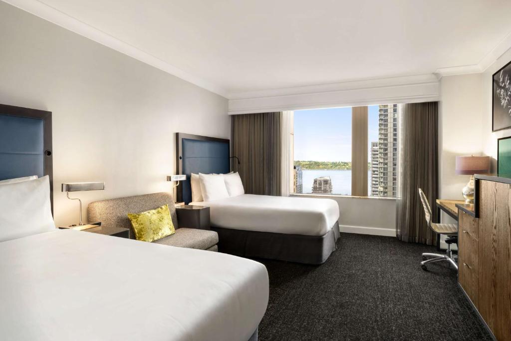 Postel nebo postele na pokoji v ubytování Hilton Motif Seattle