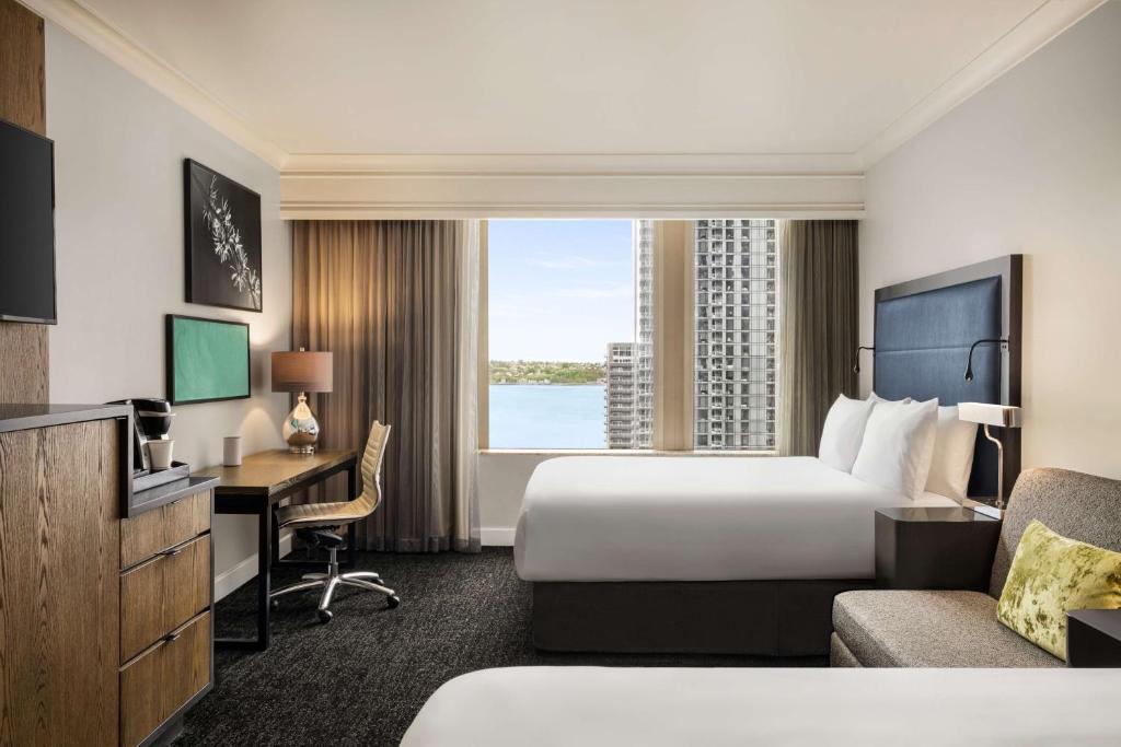 TV a/nebo společenská místnost v ubytování Hilton Motif Seattle