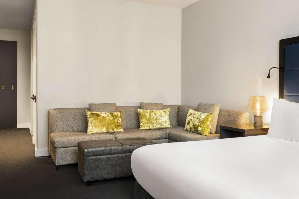 Postel nebo postele na pokoji v ubytování Hilton Motif Seattle