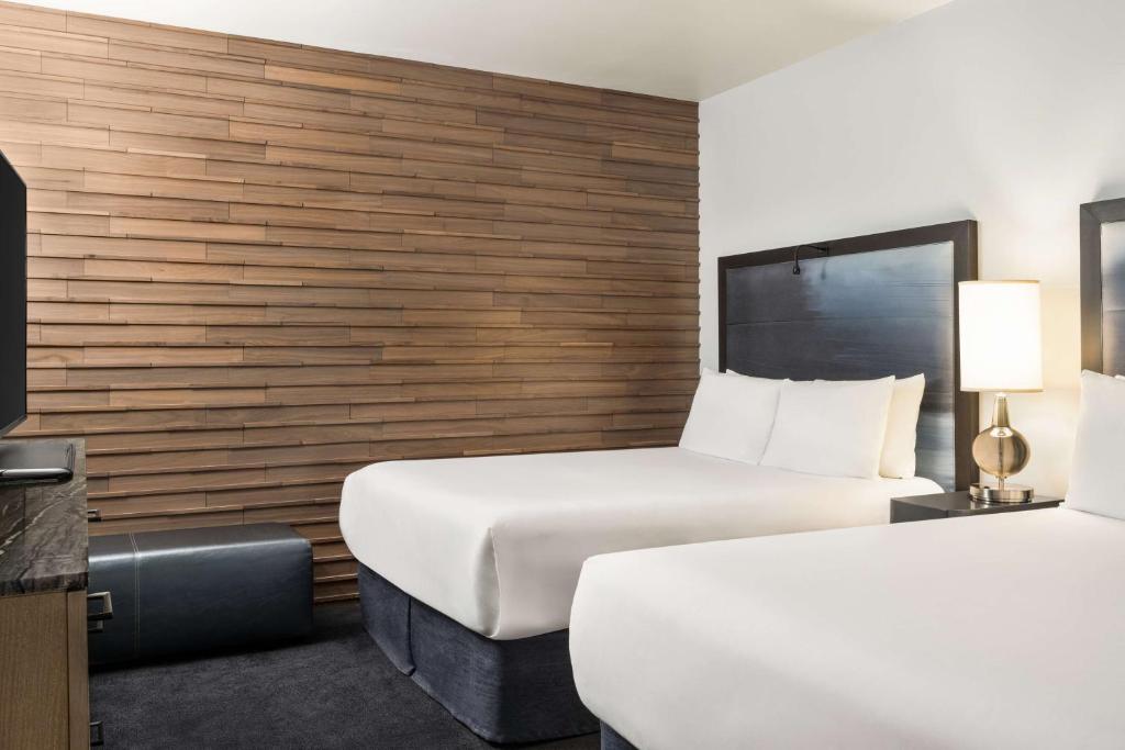 Postel nebo postele na pokoji v ubytování Hilton Motif Seattle