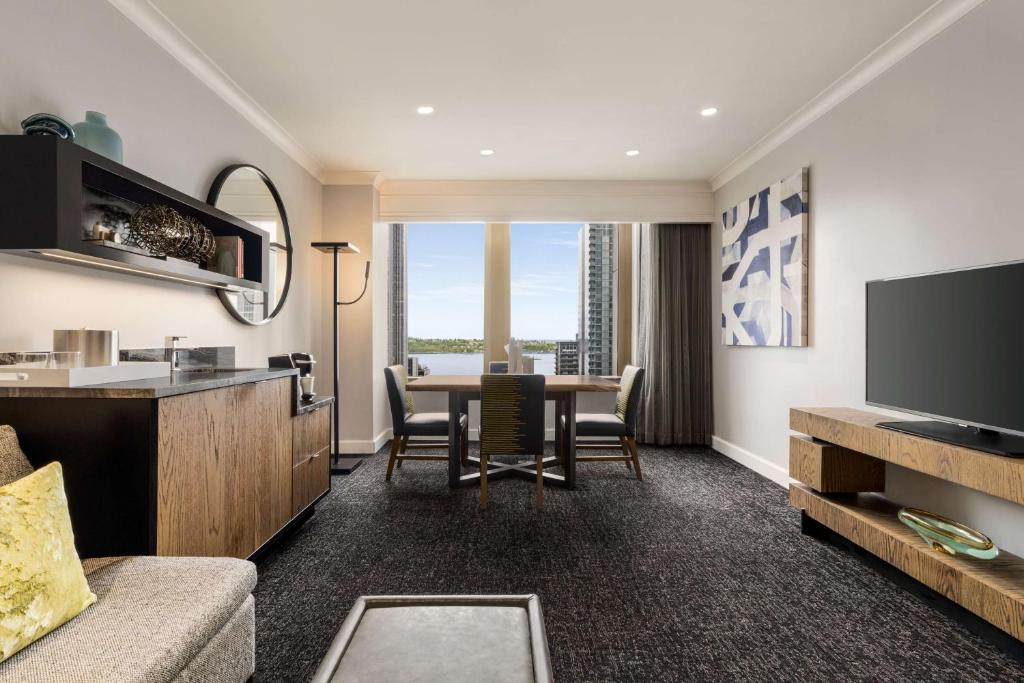 TV a/nebo společenská místnost v ubytování Hilton Motif Seattle