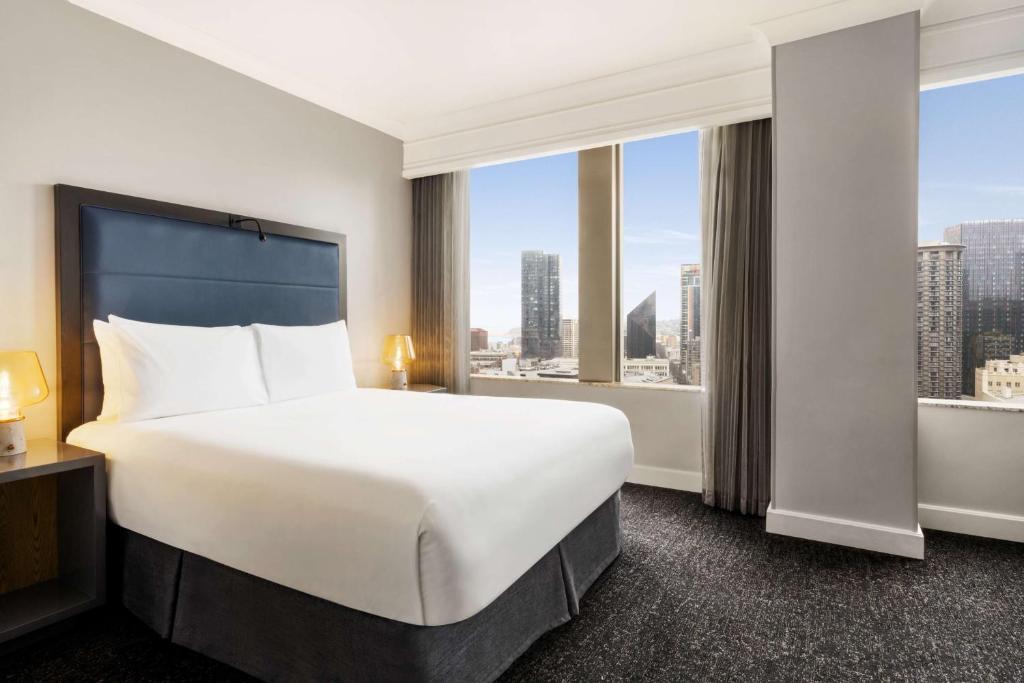 Hilton Motif Seattle - King Room - Water View
