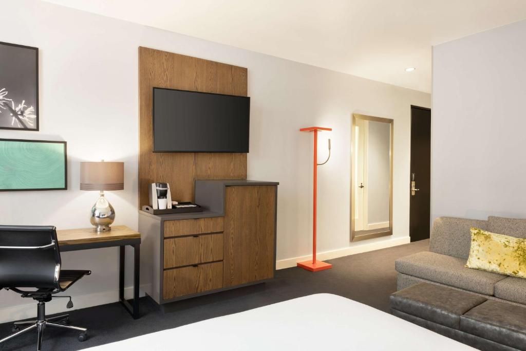 Hilton Motif Seattle - King Room With Sofa Bed And Skyline View