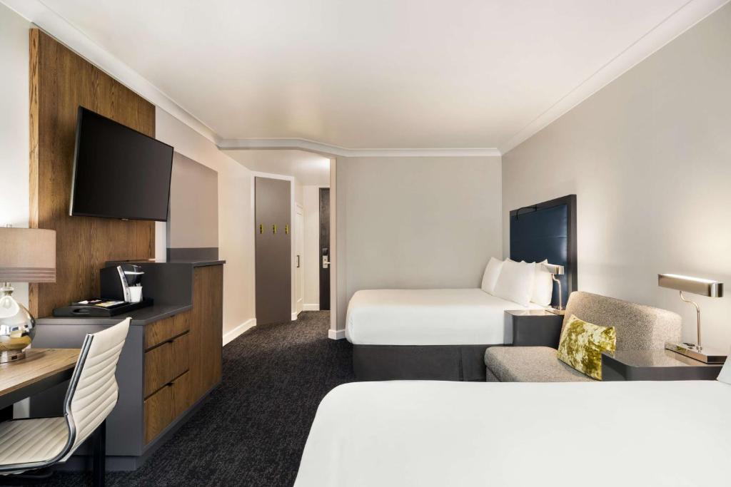 Hilton Motif Seattle - Queen Room With Two Queen Beds And Skyline View