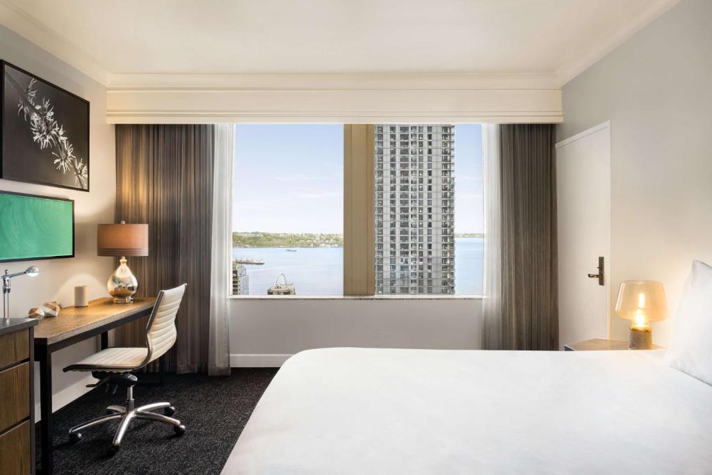 Hilton Motif Seattle - King Room With Partial Water View