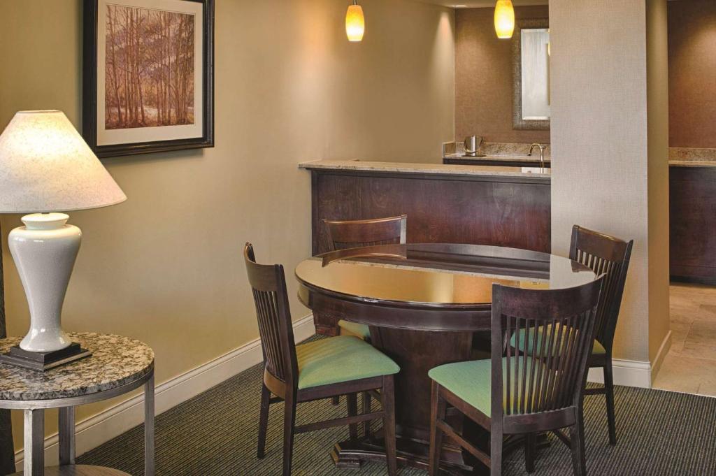DoubleTree by Hilton Seattle Airport - 