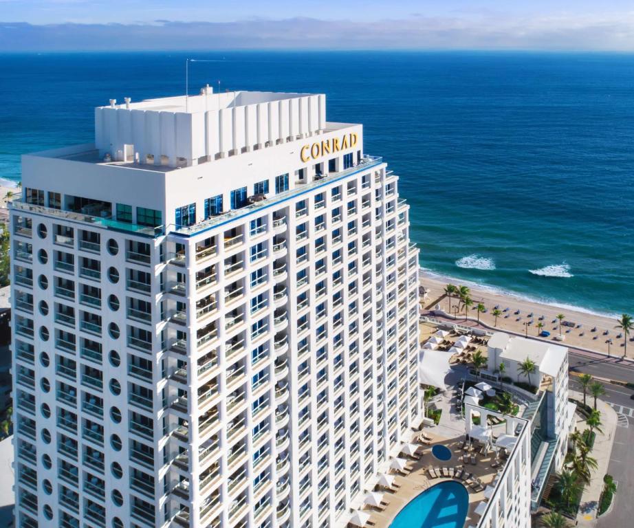 widok z powietrza na hotel kongresowy na plaży w obiekcie Conrad Fort Lauderdale Beach w mieście Fort Lauderdale