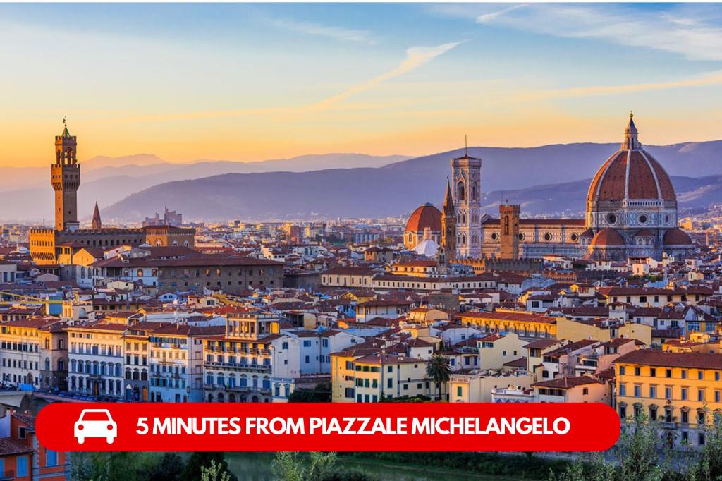 - une vue sur une ville au coucher du soleil avec les minutes de texte du pakistan dans l'établissement Your Loft in Florence, à Florence