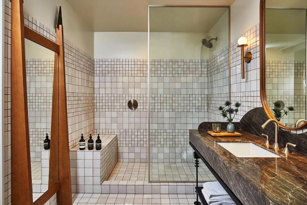 Downtown Los Angeles Proper Hotel, a Member of Design Hotels - Premiere Suite