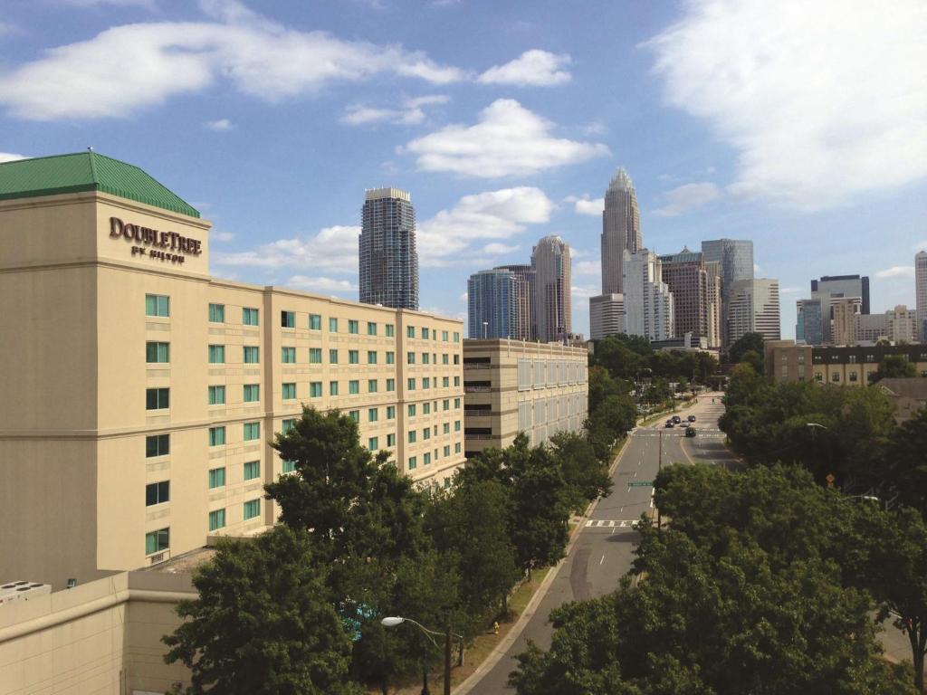 Cette chambre offre une vue sur les toits de la ville. dans l'établissement Doubletree by Hilton Charlotte Uptown, à Charlotte