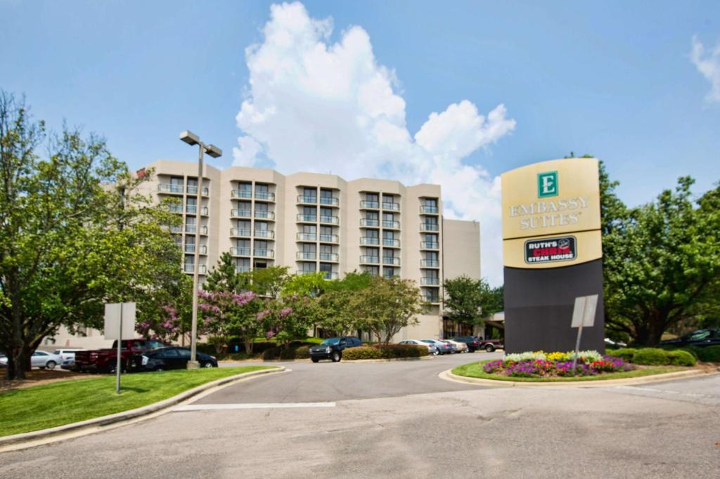 un edificio con un cartel delante de un aparcamiento en Embassy Suites Birmingham, en Birmingham