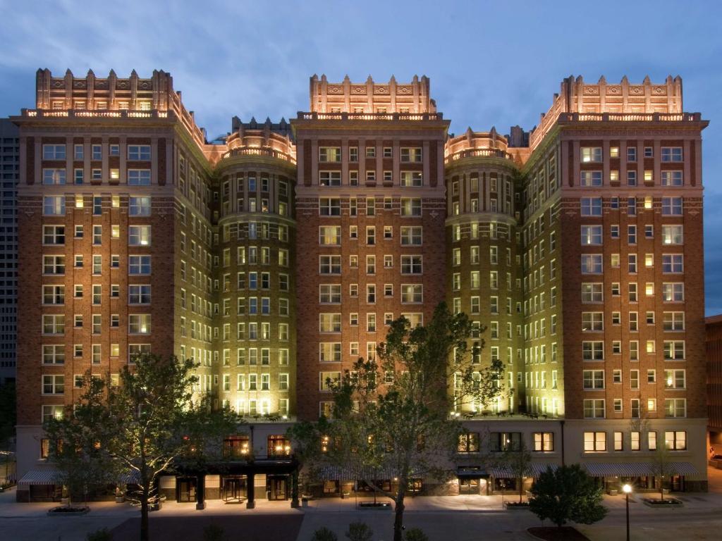 um grande edifício com luzes acesas em The Skirvin Hilton Oklahoma City em Oklahoma City