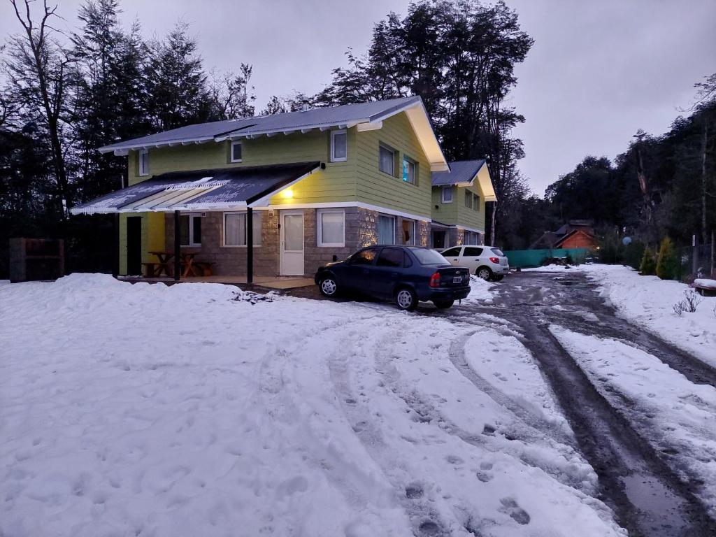 una casa con un coche aparcado en la nieve en Casas Antares, en Villa La Angostura