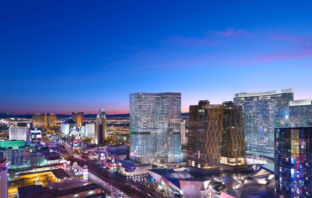 un profilo della città di notte con molti edifici alti di Waldorf Astoria Las Vegas a Las Vegas