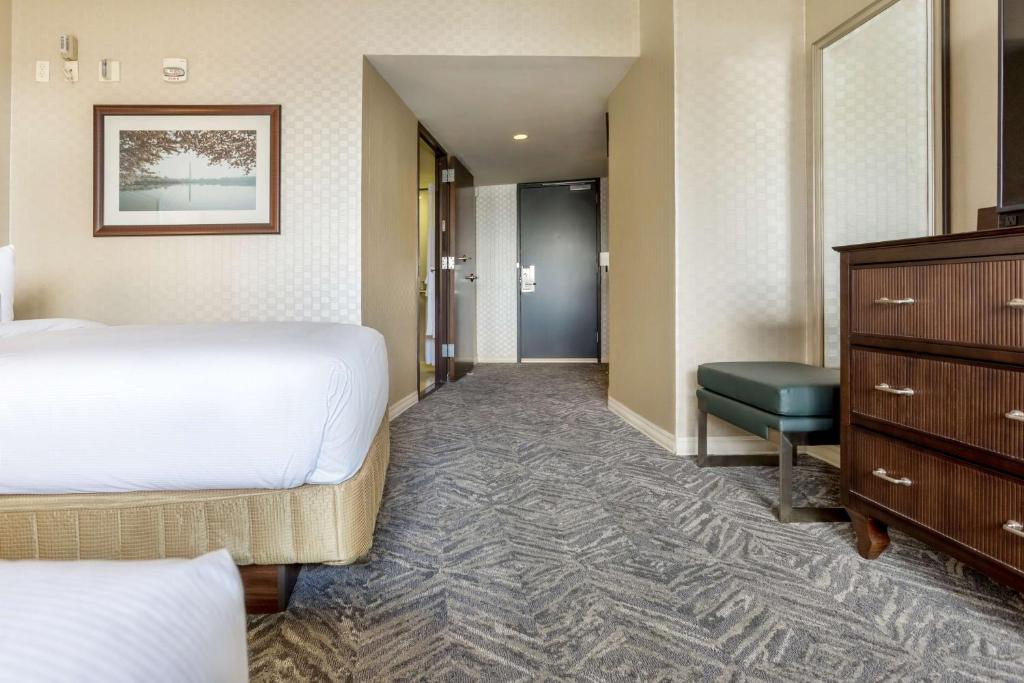 Washington Hilton - Double Room With Two Double Beds And Roll-In Shower - Mobility Access