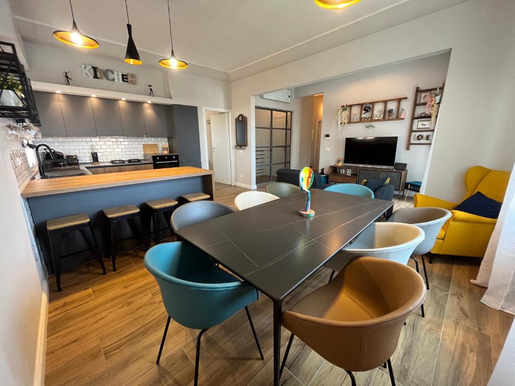 Un comedor y una cocina con mesa y sillas. en DiLuna, en Marina di Cecina