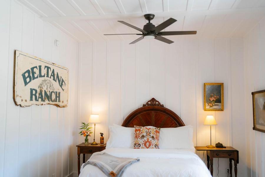 - une chambre avec un lit et un ventilateur de plafond dans l'établissement Beltane Ranch, à Glen Ellen