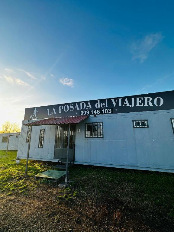 ein Gebäude mit einem Schild, das la poya del vilar liest in der Unterkunft La Posada del Viajero in Durazno