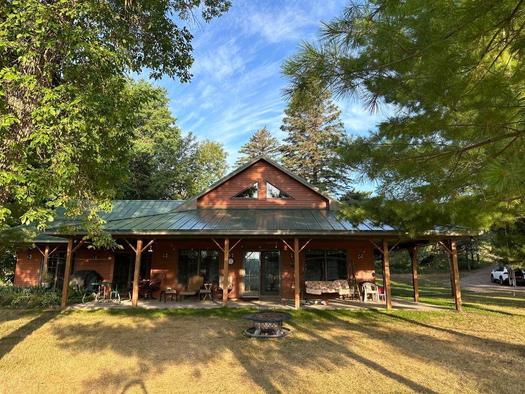 una casa fienile con tetto verde di lakefront property 