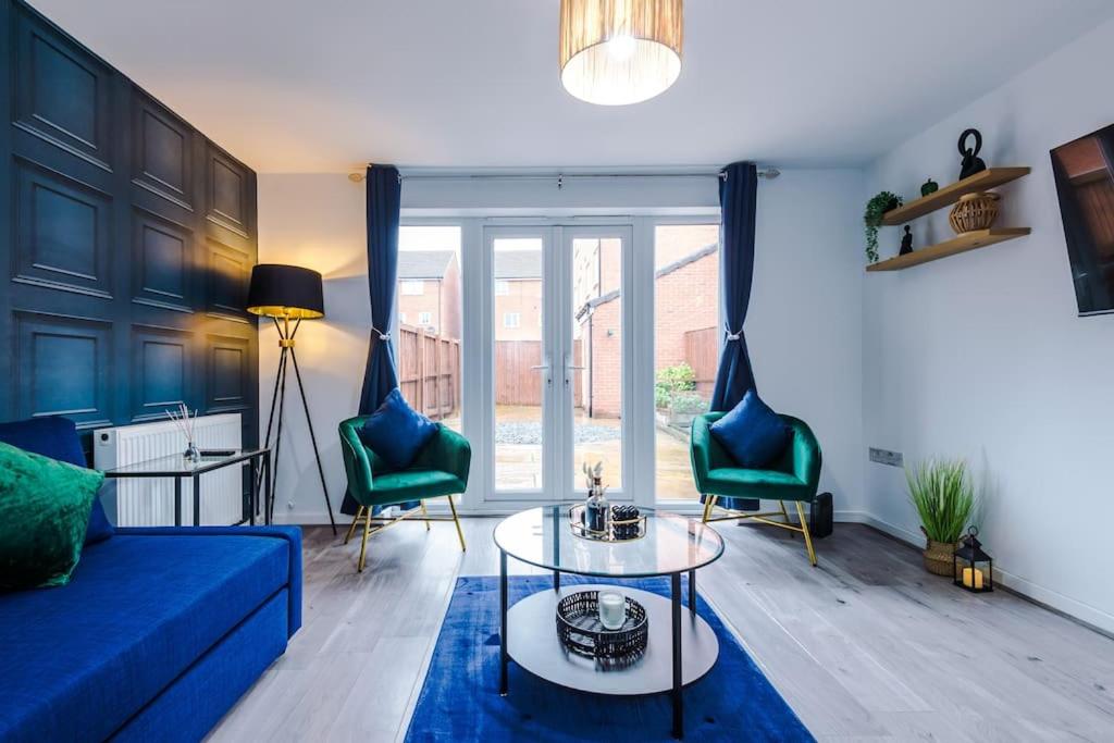 uma sala de estar com um sofá azul e duas cadeiras verdes em Luxury Large Leeds 10bed 2.5bath Modern House Free Parking em Robin Hood