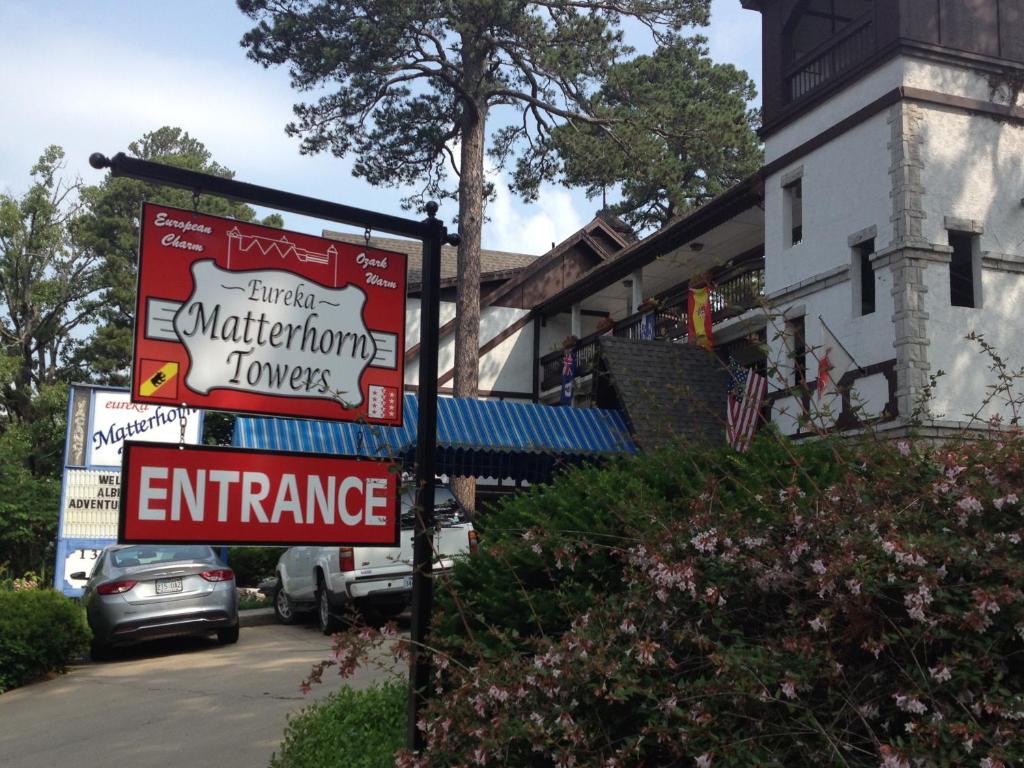 un cartello per un ingresso di fronte a un edificio di Matterhorn Tower a Eureka Springs