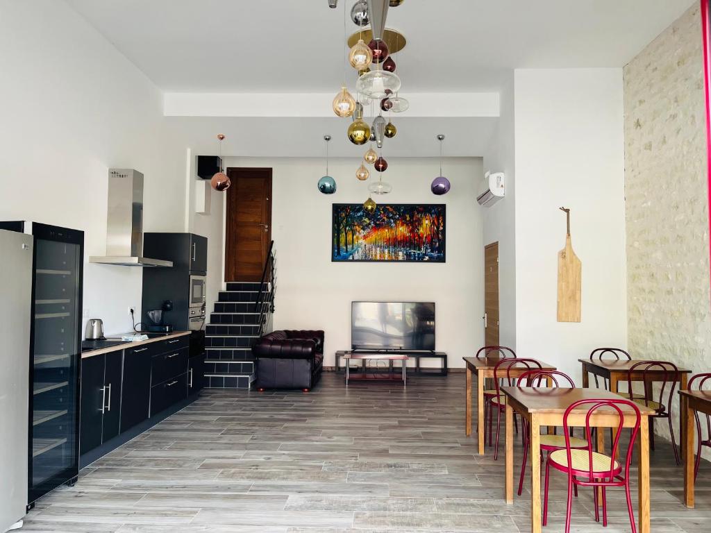 cocina y comedor con mesa y sillas en maison chaleureuse ,avec piscine, spa, Futuroscope, en Jaunay-Clan
