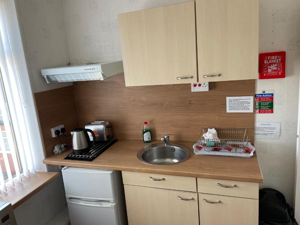 Kuchyň nebo kuchyňský kout v ubytování San Remo Apartments Blackpool
