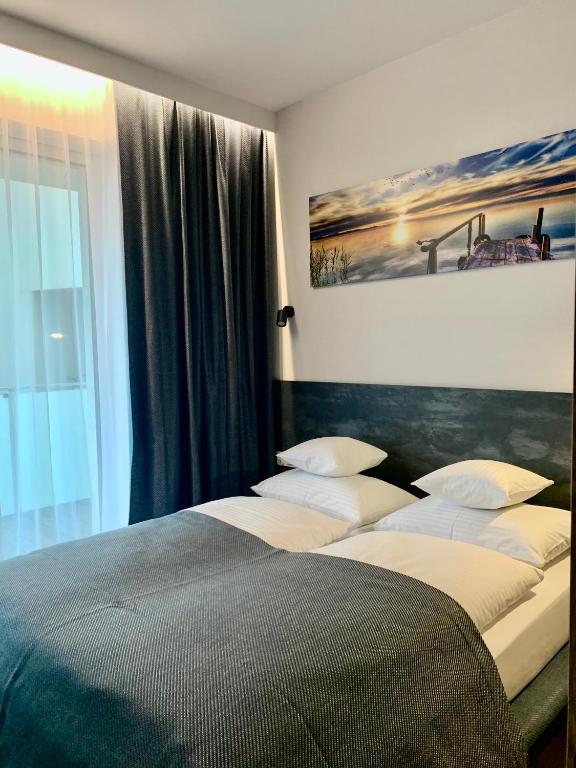 Postel nebo postele na pokoji v ubytování REMAR - Apartamenty z widokiem na Jezioro Biale