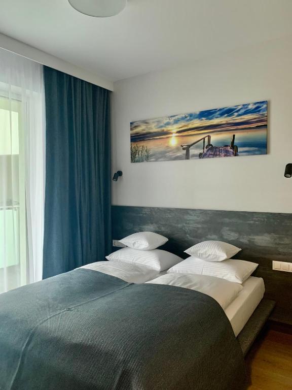 Postel nebo postele na pokoji v ubytování REMAR - Apartamenty z widokiem na Jezioro Biale
