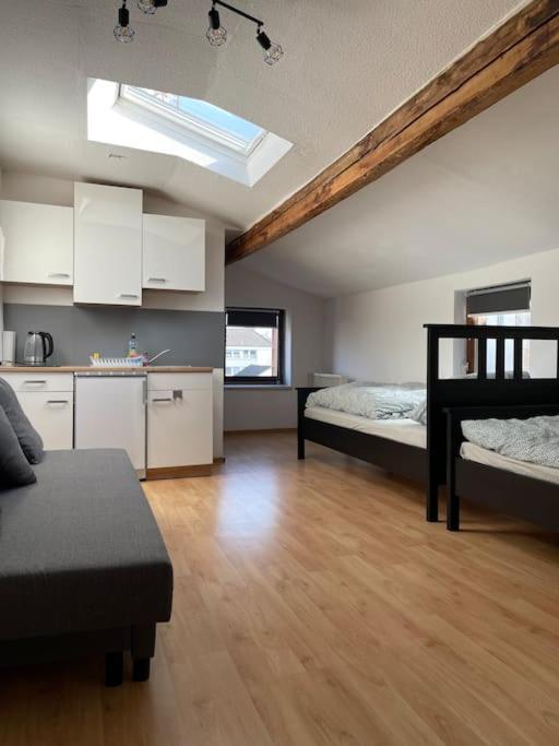 sala de estar con 2 camas y cocina en Zentrale Wohnung in Düren en Düren - Eifel