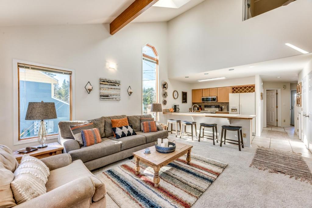 Bright Townhome 1 Mile to Downtown Cloudcroft, Cloudcroft (updated