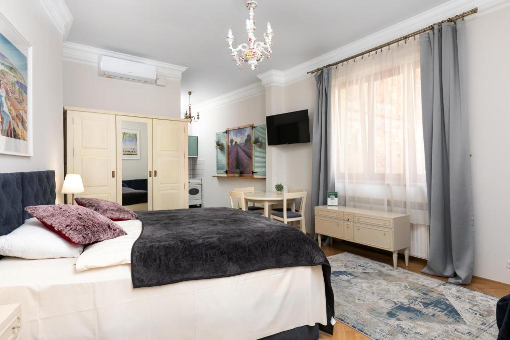 Televízia a/alebo spoločenská miestnosť v ubytovaní Otium Old Town Boutique