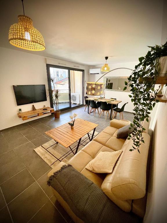 un salon avec un canapé et une table dans l'établissement Unique Proche Vieux Port, plage et centre avec Parking privé, à Marseille