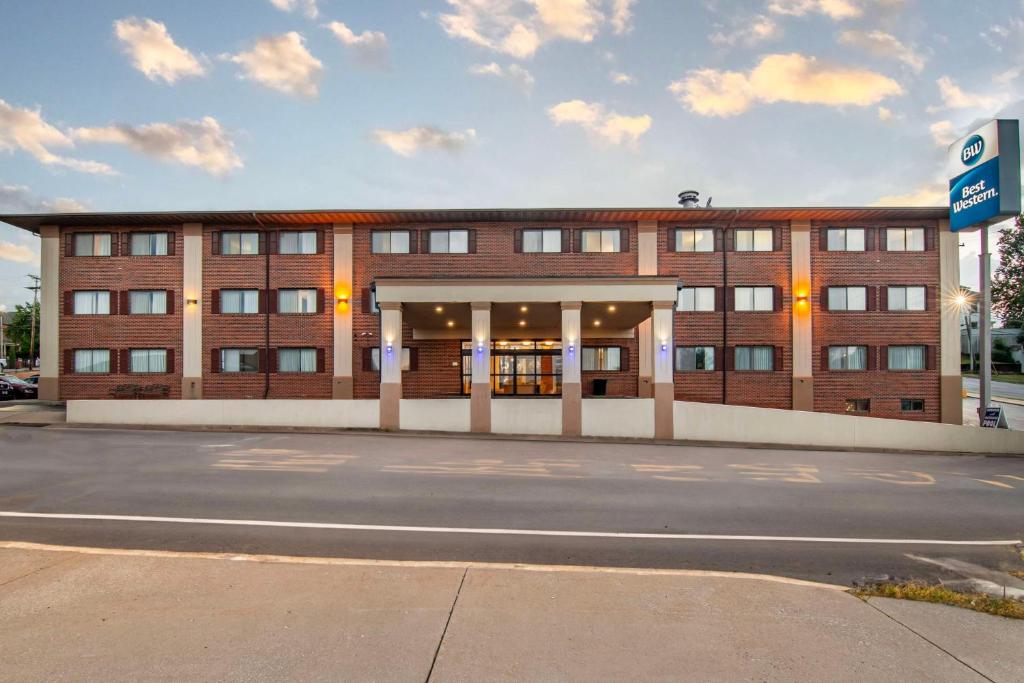 um grande edifício de tijolos ao lado de uma rua em Best Western On the River em Hannibal