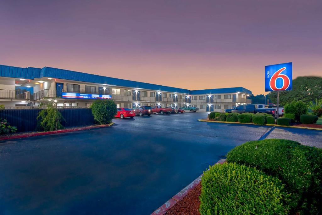 uma vista para um hotel com estacionamento em Motel 6-Russellville, AR em Russellville