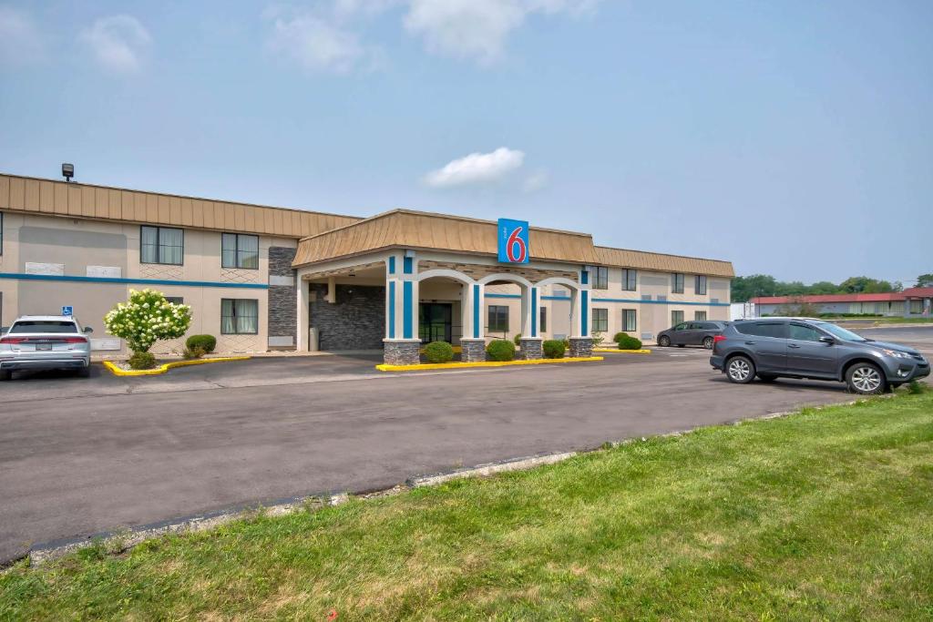a hotel with cars parked in a parking lot at Motel 6-Springfield, OH in Springfield
