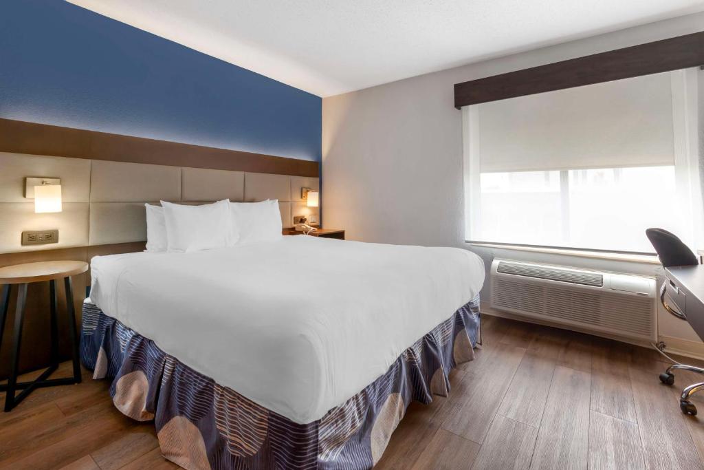 Katil atau katil-katil dalam bilik di Best Western Sycamore Inn