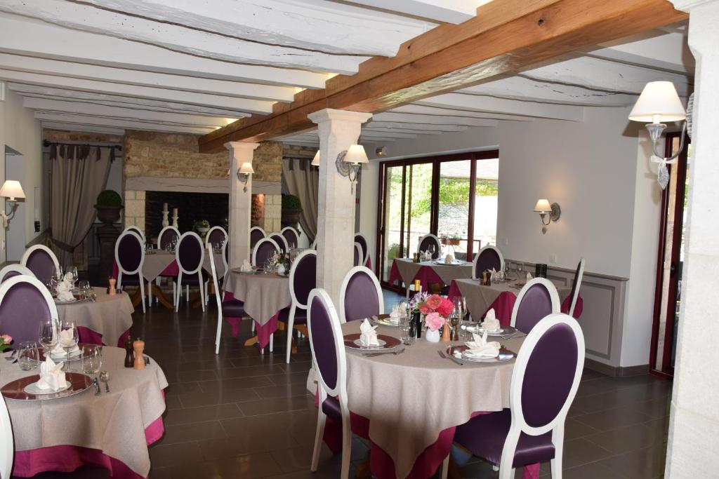 un comedor con mesas y sillas en una habitación en Le Petit Relais en Calès