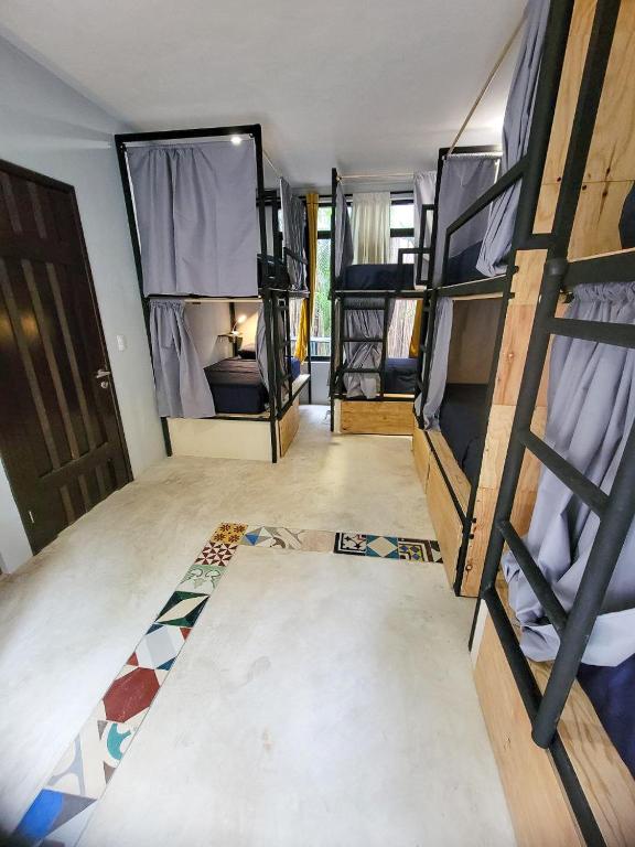 TV a/nebo společenská místnost v ubytování Maui Hostels Tulum