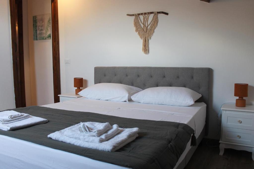 een slaapkamer met een bed met handdoeken erop bij Mondello Apartment in Mondello
